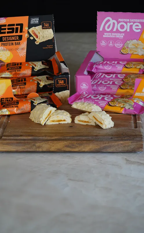 More Protein Satisbites – White Chocolate Maracuja Cream, vertailukuvassa, leikattu auki